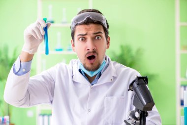 Laboratuvarda çalışan bir kimyager.