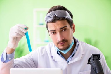 Laboratuvarda çalışan bir kimyager.