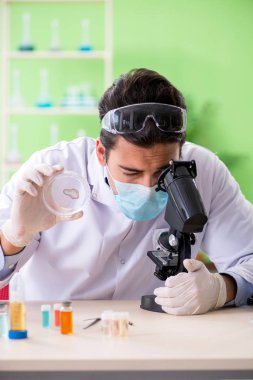 Laboratuvarda çalışan bir kimyager.