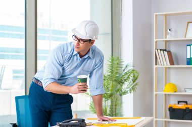 İnşaat mühendisi yeni proje üzerinde çalışıyor