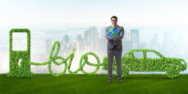 Biyoyakıtla çalışan arabalı bir iş adamı.