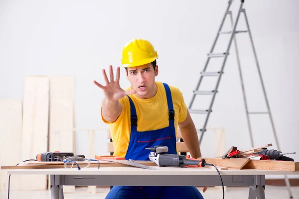 Naprawiacz podłogi rozczarowany swoją pracą — Zdjęcie stockowe
