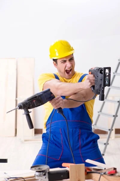 Reparador de piso decepcionado com o seu trabalho — Fotografia de Stock