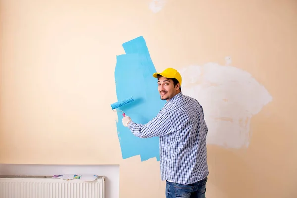 Painter man painting the wall at home — Stock Photo, Image