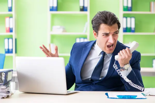 Empresário que trabalha no escritório — Fotografia de Stock