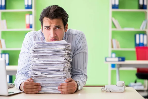 Geschäftsmann hat Probleme mit Papierkram und Arbeitsbelastung — Stockfoto