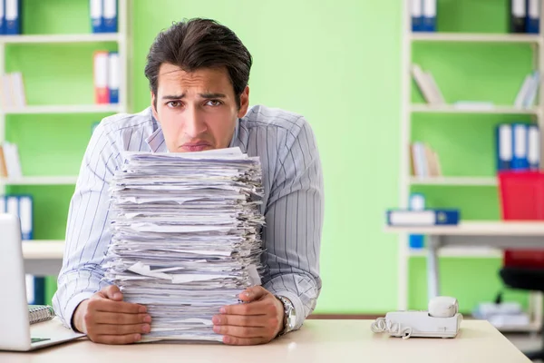 Empresário com problemas com papelada e carga de trabalho — Fotografia de Stock