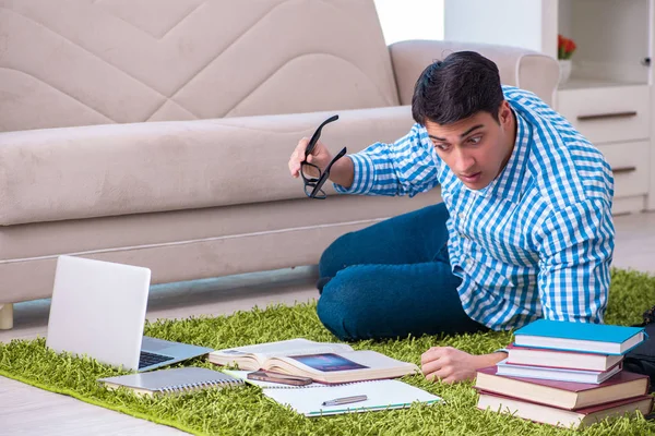 Giovane studente che si prepara per gli esami a casa — Foto Stock