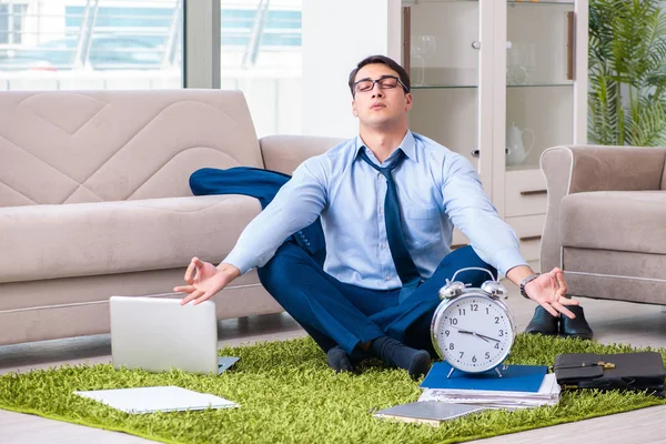 Biznesmen biorący pracę do domu i pracujący po godzinach — Zdjęcie stockowe
