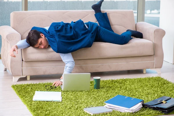 Müder und erschöpfter Geschäftsmann entspannt sich nach hartem Tag — Stockfoto