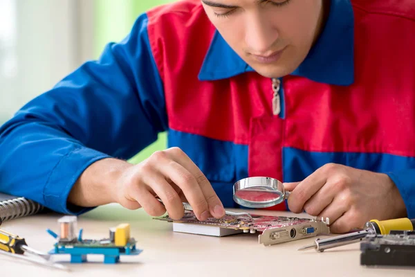 Bilgisayar mühendisi bozuk masaüstünü onarıyor