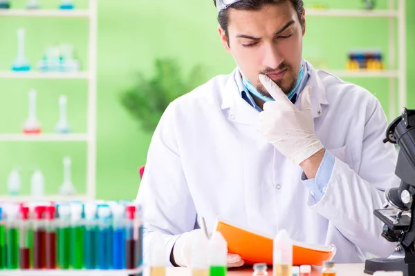 Man chemist working in the lab — Stock Photo, Image