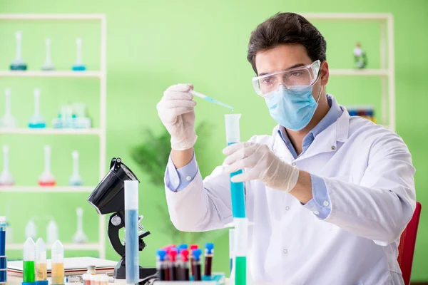 Man chemicus werkt in het lab — Stockfoto