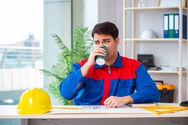 Il caposquadra sta guardando il piano di costruzione — Foto Stock