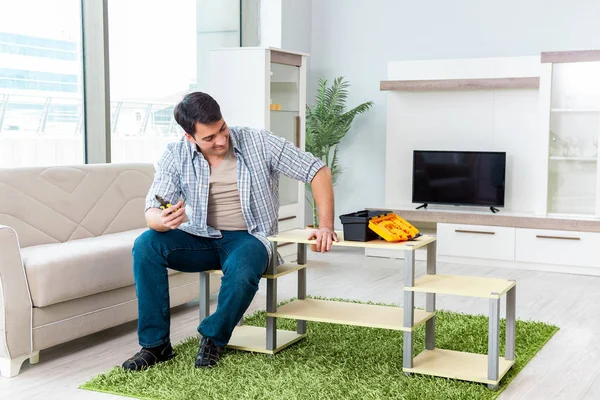 Man assembling furniture at home — Stock Photo, Image