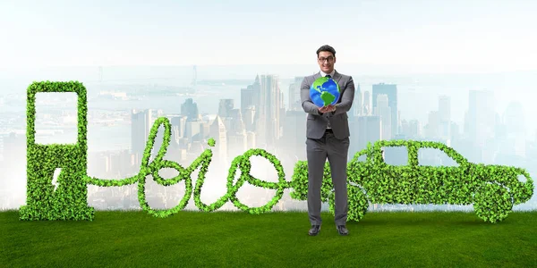 Biyoyakıtla çalışan arabalı bir iş adamı.