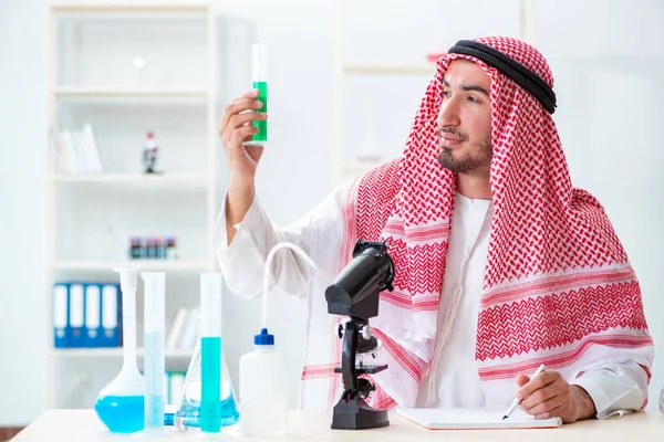 Arabský chemik pracující v laboratoři — Stock fotografie