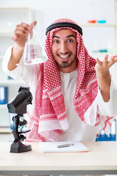 Arabische chemicus die de kwaliteit van drinkwater controleert — Stockfoto