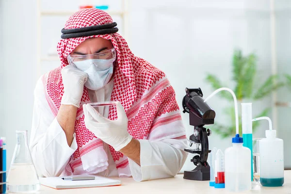 Арабский врач-химик изучает новый вирус в лаборатории — стоковое фото