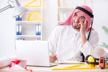 Arap mühendis yeni proje üzerinde çalışıyor