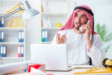 Arap mühendis yeni proje üzerinde çalışıyor