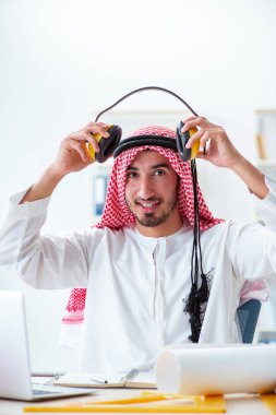 Arap mühendis yeni proje üzerinde çalışıyor