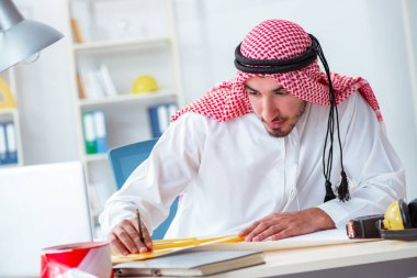 Arap mühendis yeni proje üzerinde çalışıyor