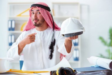 Arap mühendis yeni proje üzerinde çalışıyor