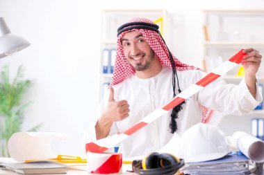 Arap mühendis yeni proje üzerinde çalışıyor