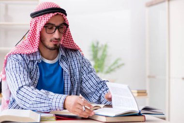 Üniversite sınavlarına hazırlanan Arap öğrenci