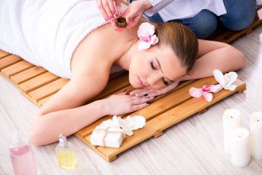 Salondaki spa prosedürü sırasında genç bir kadın.