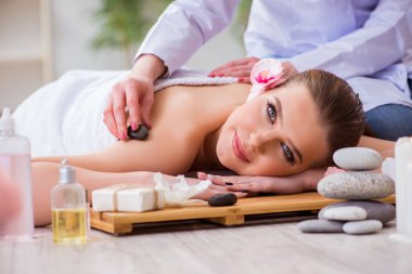 Salondaki spa prosedürü sırasında genç bir kadın.