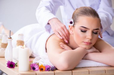 Kaplıcadaki masaj sırasında kadın