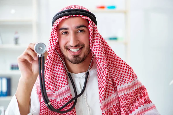 Árabe saudi médico com estetoscópio no hospital — Fotografia de Stock