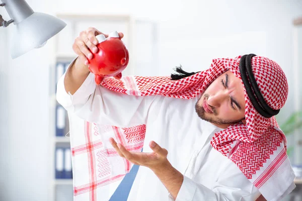 Arabischer Geschäftsmann arbeitet im Büro — Stockfoto