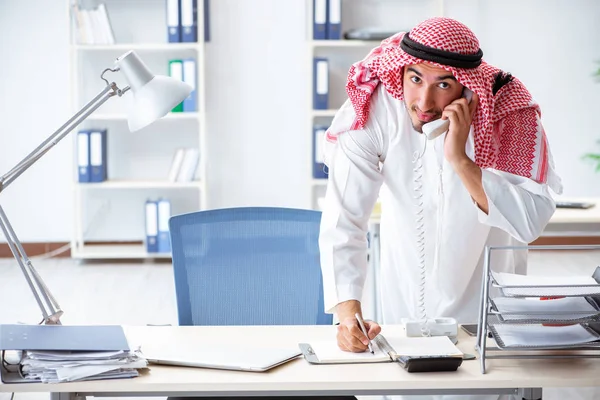 Arabische zakenman werkzaam in het kantoor — Stockfoto