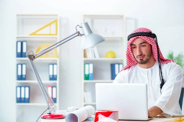 Arabisk ingenjör på nytt projekt — Stockfoto