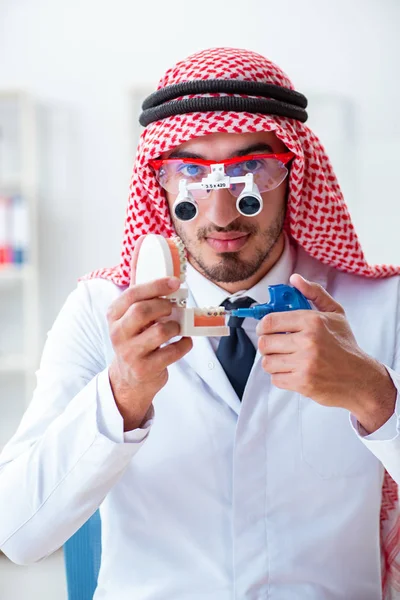 Odontólogo árabe trabajando en un nuevo implante dental —  Fotos de Stock