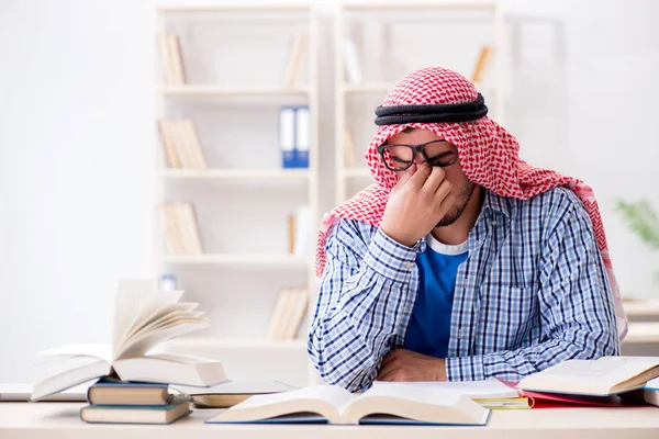 Arabische student bereidt zich voor op universitaire examens — Stockfoto