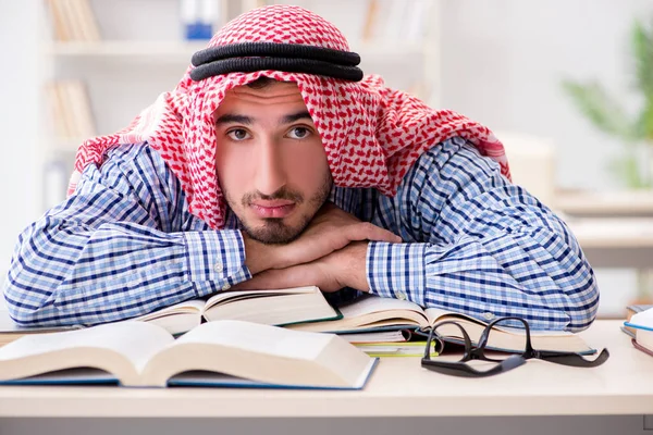 Studente arabo preparazione per gli esami universitari — Foto Stock