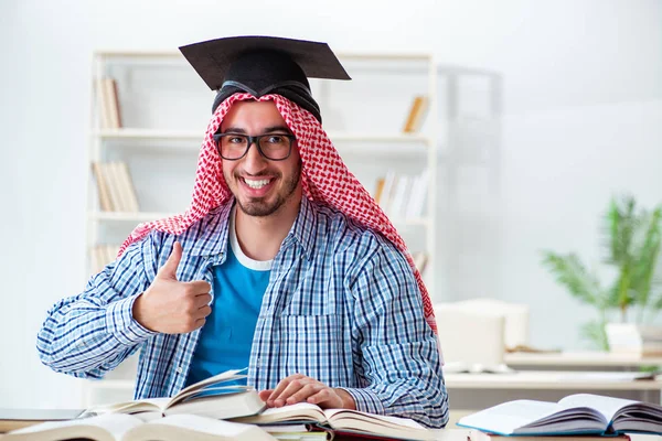 Üniversite sınavlarına hazırlanan Arap öğrenci — Stok fotoğraf