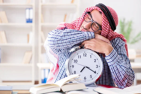 Estudante árabe se preparando para exames universitários — Fotografia de Stock