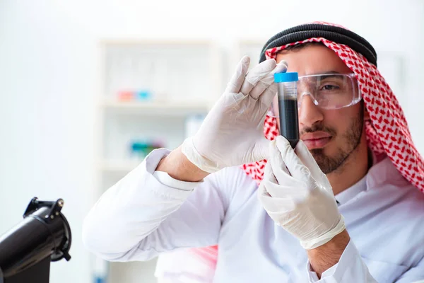 Químico árabe trabajando en la oficina del laboratorio — Foto de Stock