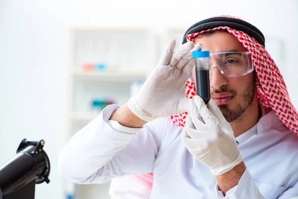 Químico árabe trabalhando no escritório do laboratório — Fotografia de Stock