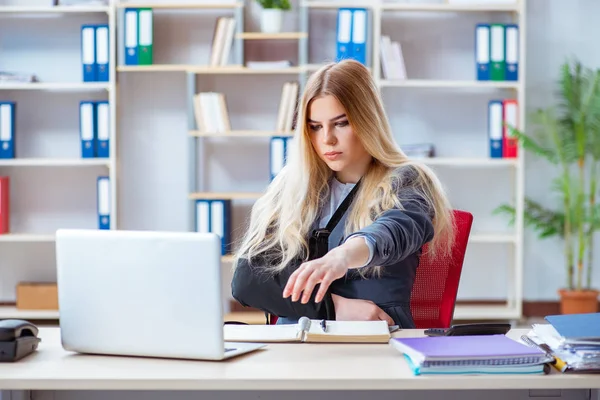 Empregada feminina ferida que trabalha no escritório — Fotografia de Stock