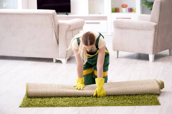 Nettoyant professionnel femme nettoyage tapis — Photo