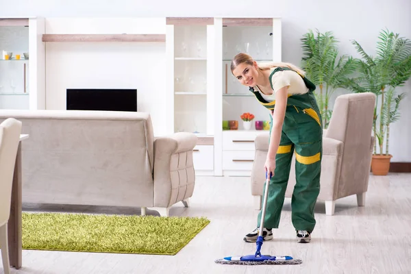 Vrouw vrouwelijke schonere reinigingsvloer — Stockfoto