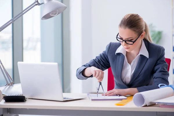 Mujer arquitecta trabajando en el proyecto — Foto de Stock