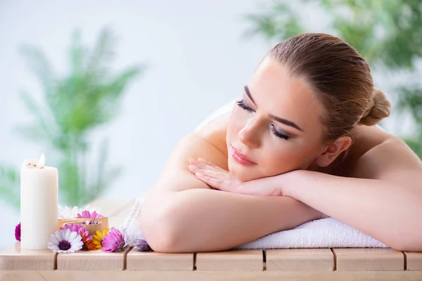 Frau Bei Massage Session Spa — Stockfoto