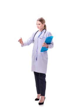 Genç kadın doktor beyaz arka planda izole edilmiş.